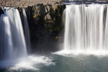 Japonya 'daki parkta güzel bir şelale.