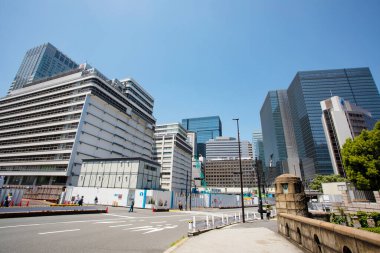 Güneşli bir günde Asya şehrindeki modern şehir binalarının manzarası 