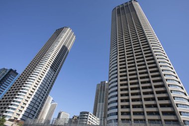 Güneşli bir günde modern şehir mimarisi. Mavi gökdelenlere karşı şehrin manzarası