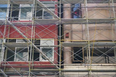 Yeni apartmanın iskelesi.