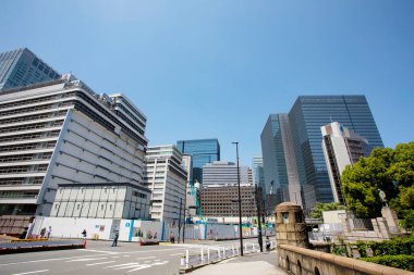 Güneşli bir günde Asya şehrindeki modern şehir binalarının manzarası 