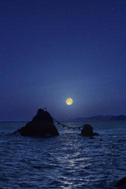 Futamiokitama Tapınağı, Meoto Iwa ya da Evli Çift Kayaları 'nın gece görüşü, Shinto' da dini açıdan önemli görülen bir kaya oluşumu. Japonya 'da İwakura kayalarının bir alt türüdür.