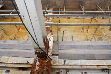 İnşaat alanı iskele ve ahşap döşemeleri gösteriyor.