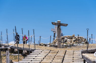 Dağların zirvesinde tahta tabela 