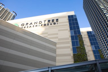 Güneşli bir günde modern şehir mimarisi. Gökdelenlerin mavi gökyüzüne bakışı