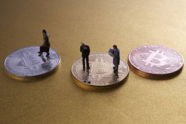 Bitcoinlerin üzerinde duran iş adamlarının minyatür figürleri