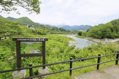 Japonya 'daki nehir dağlarda doğa arka planında.
