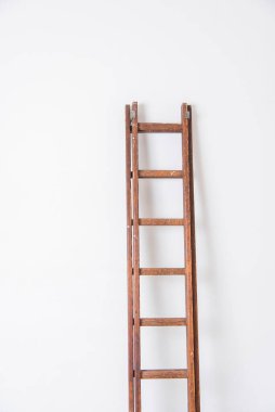 Eski ahşap merdiven üzerinde beyaz izole