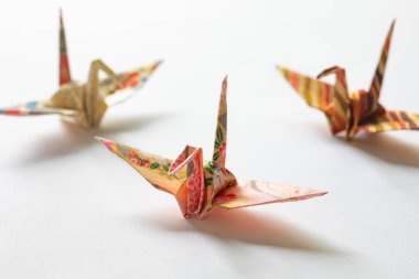 Masanın üzerinde renkli origami turnalar