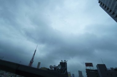 Etkileyici modern gökdelenler tarafından çerçevelenmiş şehir caddesi