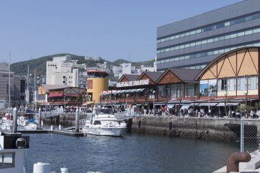 Nagasaki, Japonya 'daki Nagasaki Dejima Rıhtımı' ndaki feribot manzarası..