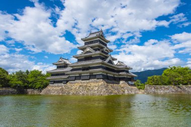Matsumoto Kalesi, Japonya 'nın önde gelen tarihi kalelerinden biri olan Fukashi Kalesi, Nagano Bölgesi Matsumoto şehrinde yer almaktadır.