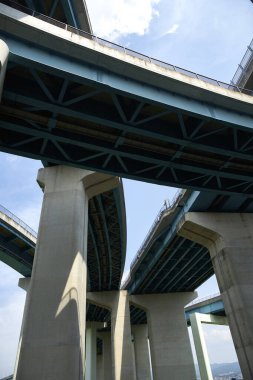 Yoğun trafiğin olduğu şehirde kavşak kavşağı. 