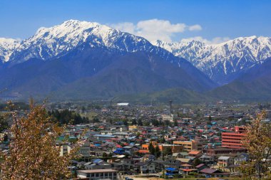 Karlı dağların güzel manzarası ve vadideki kasaba