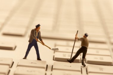 PC klavyesiyle çalışan minyatür insanlar figürleri  