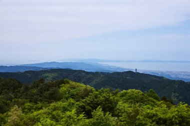 Ağaçlarla kaplı yeşil dağları olan güzel bir manzara. 