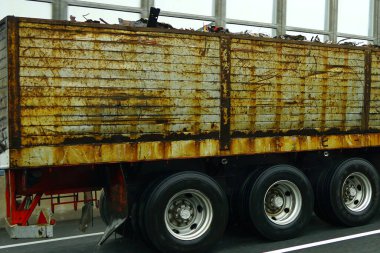 Paslı gövdeli büyük metal bir karavan.