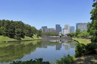 Güneşli bir günde modern Asya şehrinin ufuk çizgisi 