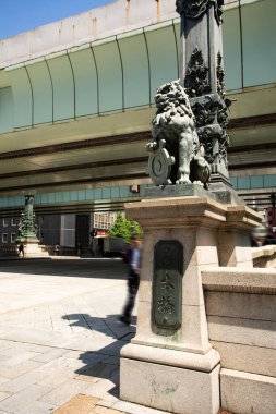 Meiji döneminden beri Japonya 'daki en tarihi köprülerden biri olan aslan heykeliyle Nihonbashi Köprüsü. Tokyo 'nun en popüler turistik merkezlerinden biri..