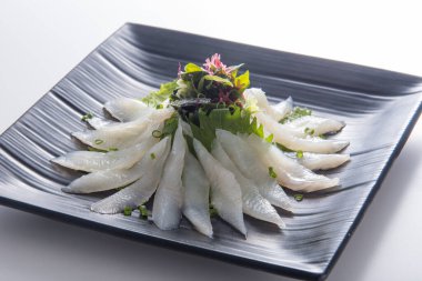 Tabakta balık sashimi, Asya yemeği.