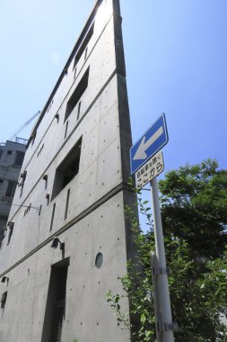 Dar bina ve mavi gökyüzüne karşı yeşil ağaçlar