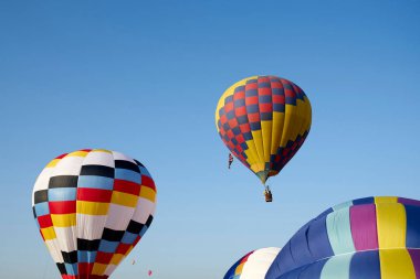 sıcak hava balonları mavi gökyüzünde  
