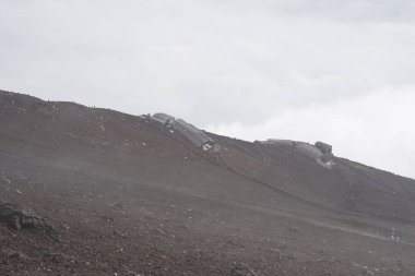 Sisli sabahta güzel dağ manzarası      