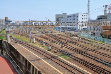 Modern Asya şehrinde demiryolu manzarası