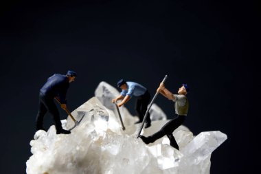 Buz gibi doğası olan minyatür insanlar. Kar günü kavramını kabul et