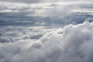 Gökyüzündeki bulutların güzel manzarası      