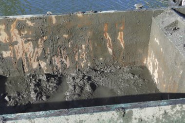 Büyük endüstriyel konteynırın içindeki çamurlu su