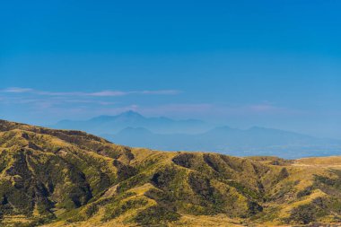 Dağları ve mavi gökyüzü olan güzel bir manzara. 