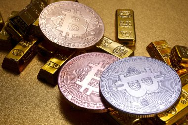 Bitcoin para ve altın külçeleri yığını