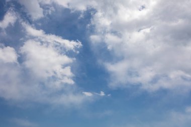 Mavi gökyüzünde güzel beyaz kabarık bulutlar       