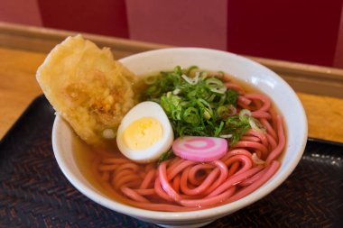 Lezzetli pembe ramen kasesi servis ediliyor.