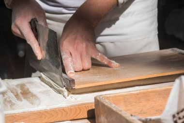 Geleneksel İtalyan makarnası yapma süreci. Usta masada hamuru kesiyor