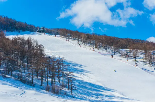 Hermoso Paisaje Invierno Con Nieve Montañas Cubiertas Pista Esquí —  Fotos de Stock