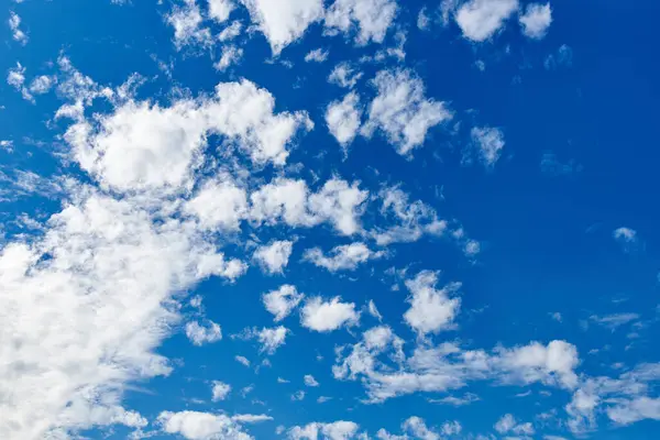 Kék Fehér Bolyhos Felhőkkel — Stock Fotó