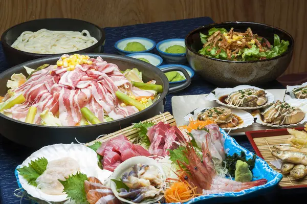 Ιαπωνική Κουζίνα Ποικιλία Τροφίμων Στο Τραπέζι Σασίμι Θαλασσινών — Φωτογραφία Αρχείου