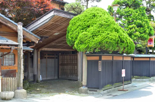 Köydeki geleneksel Japon mimarisi manzarası