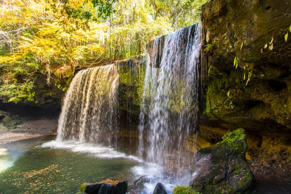 自然の背景にある山の流れの滝 — ストック写真