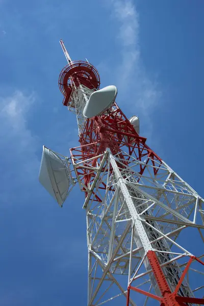 青い空に対する通信塔 — ストック写真