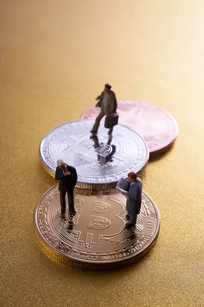 Bitcoinlerin üzerinde duran iş adamlarının minyatür figürleri