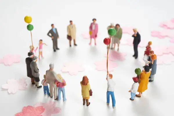 Miniatyr Människor Står Cirkel Med Ballonger — Stockfoto