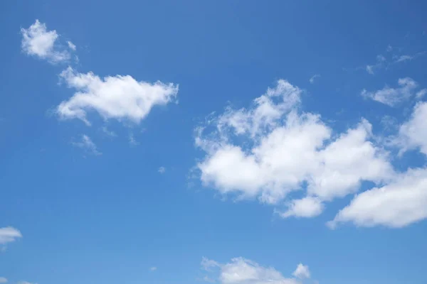 Felhők Kék Egy Napsütéses Napon — Stock Fotó