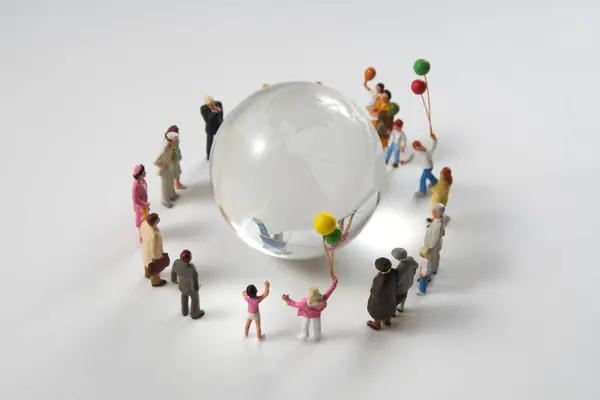 Miniatyr Människor Figurer Står Runt Glas Jorden Världen Över Vit — Stockfoto