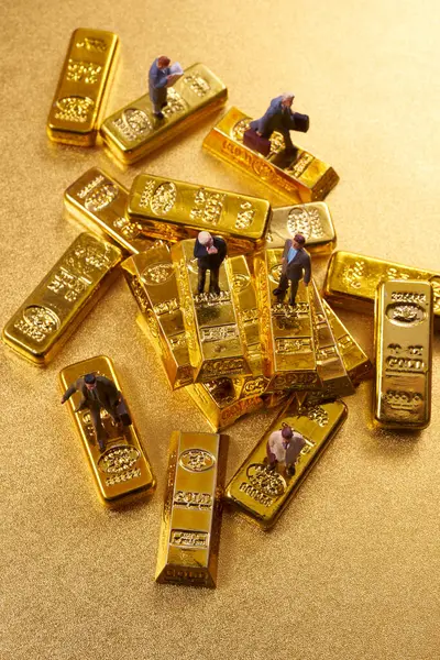 Figuras Miniatura Empresários Sobre Barras Ouro — Fotografia de Stock
