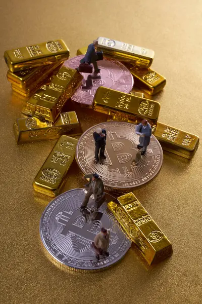Bitcoin Altın Külçelerin Üzerinde Duran Adamlarının Minyatür Heykelcikleri — Stok fotoğraf