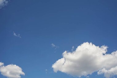 Mavi gökyüzü ve bulutlar arka plan