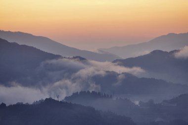 Dağların ardında güzel bir gün batımı     